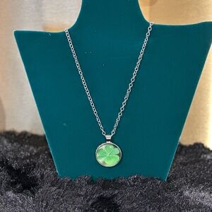 🍀🍀Chic Silver Necklace with Green Clover Pendant